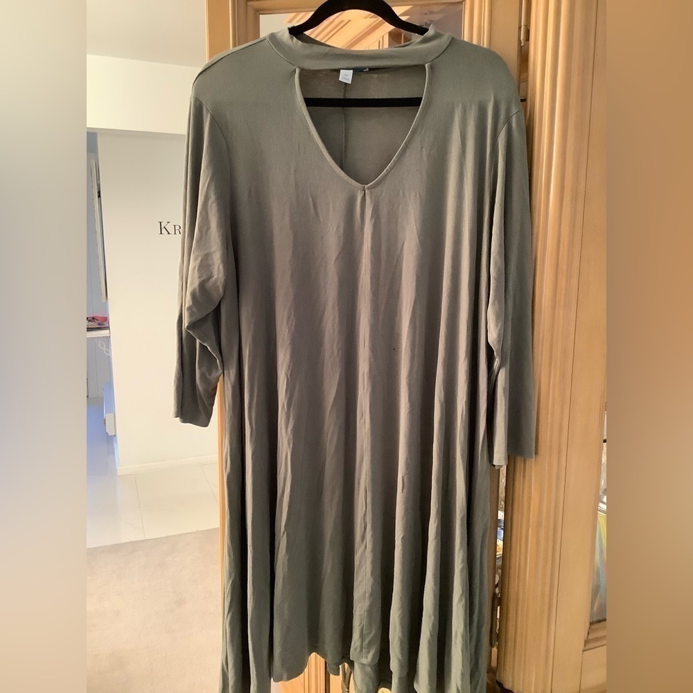 NICE GREEN 3/4 SLEEVE 2X DRESS WITH VNECK CUTOUT AT NECK